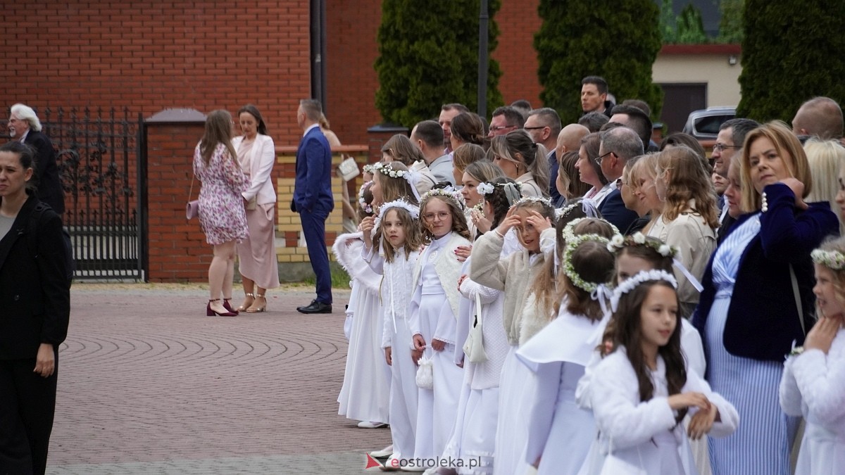 I Komunia Święta w parafii pw. Zbawiciela Świata [4.05.2025] - zdjęcie #111 - eOstroleka.pl