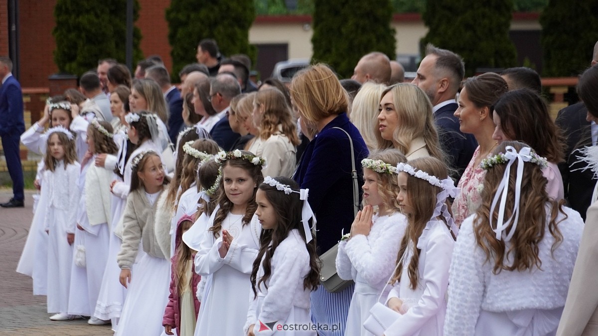 I Komunia Święta w parafii pw. Zbawiciela Świata [4.05.2025] - zdjęcie #110 - eOstroleka.pl