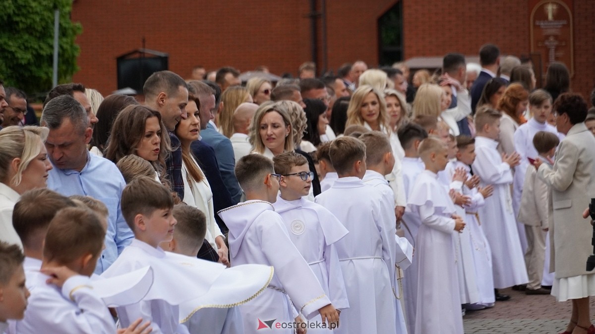 I Komunia Święta w parafii pw. Zbawiciela Świata [4.05.2025] - zdjęcie #104 - eOstroleka.pl