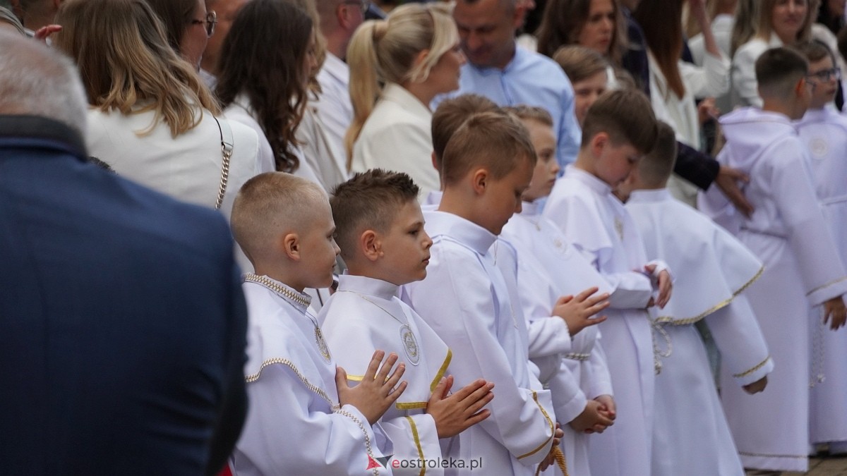 I Komunia Święta w parafii pw. Zbawiciela Świata [4.05.2025] - zdjęcie #102 - eOstroleka.pl