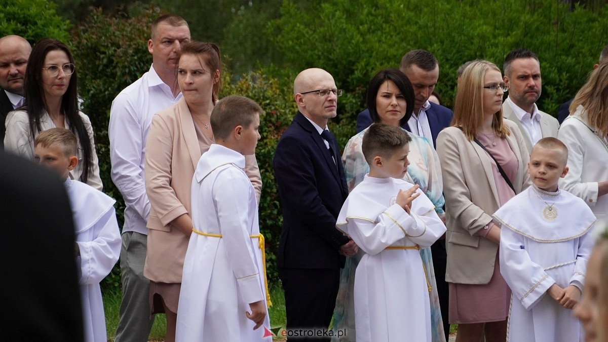 I Komunia Święta w parafii pw. Zbawiciela Świata [4.05.2025] - zdjęcie #100 - eOstroleka.pl