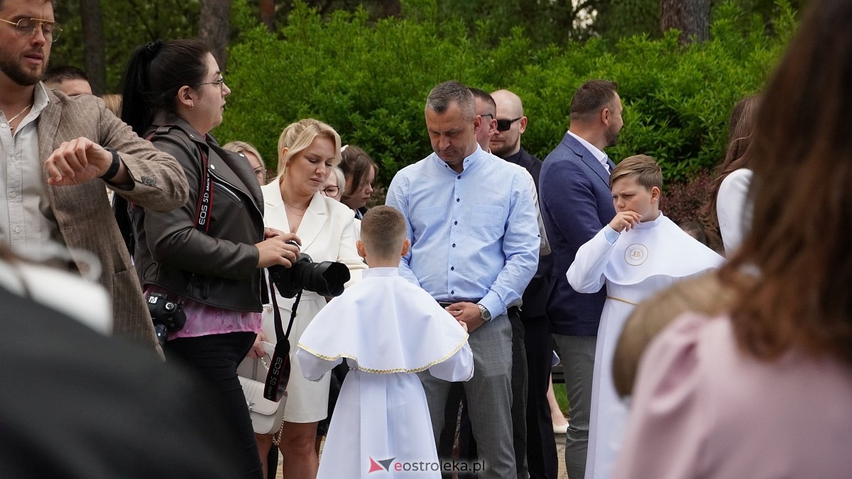 I Komunia Święta w parafii pw. Zbawiciela Świata [4.05.2025] - zdjęcie #96 - eOstroleka.pl