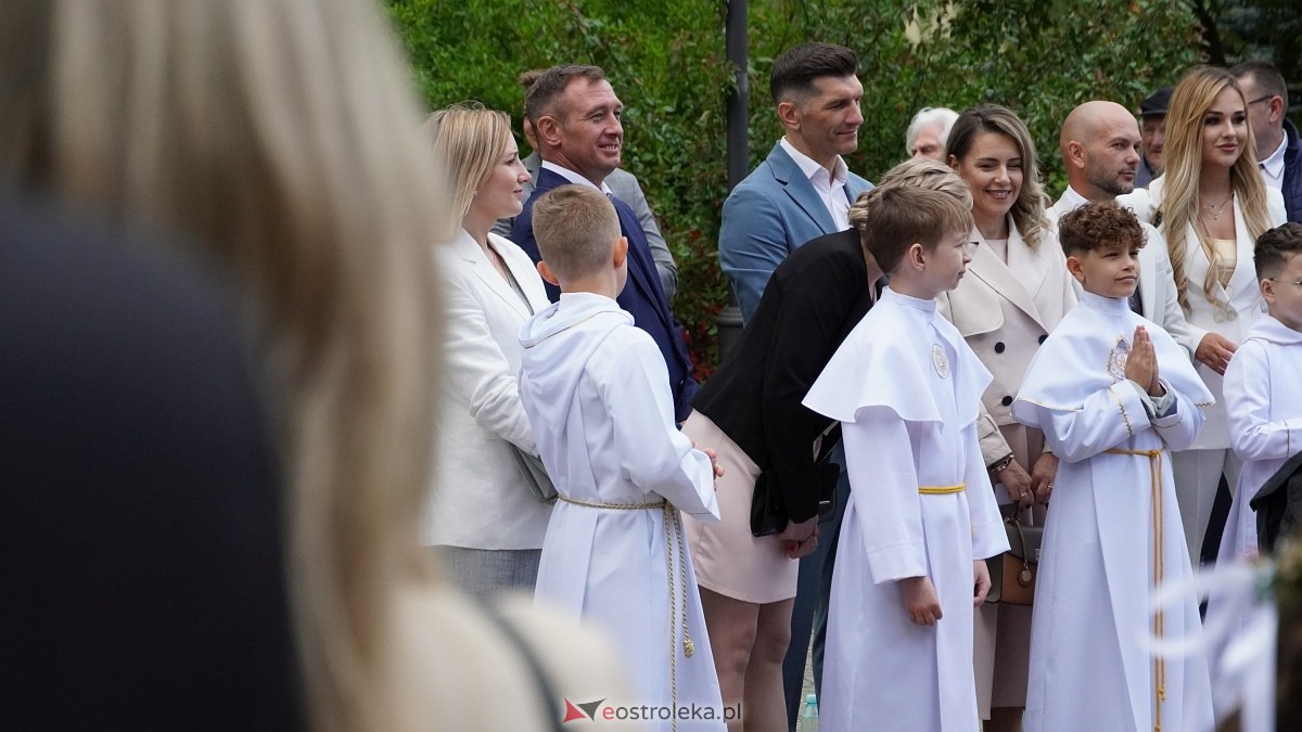 I Komunia Święta w parafii pw. Zbawiciela Świata [4.05.2025] - zdjęcie #92 - eOstroleka.pl