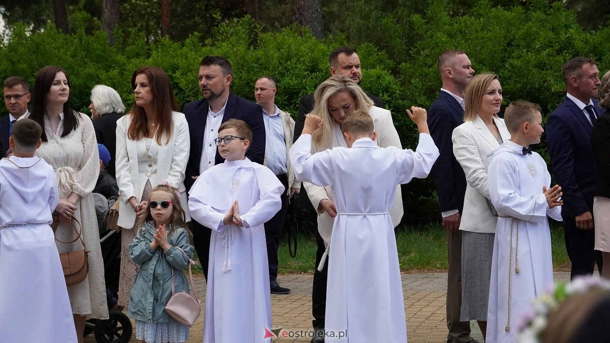 I Komunia Święta w parafii pw. Zbawiciela Świata [4.05.2025] - zdjęcie #90 - eOstroleka.pl