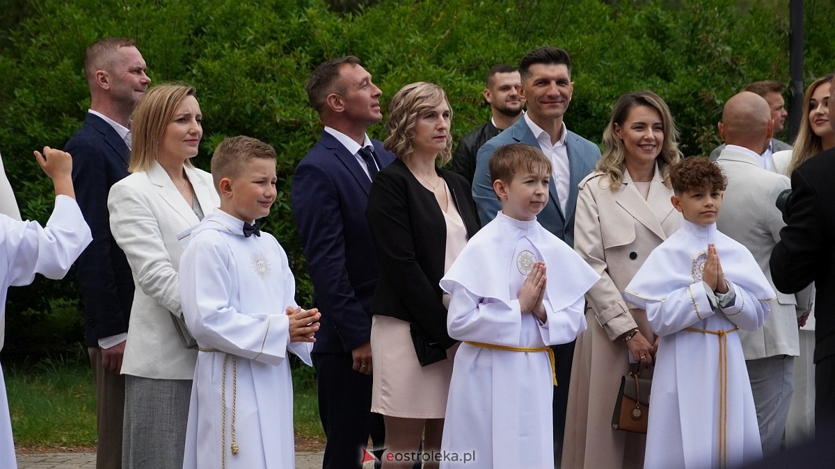 I Komunia Święta w parafii pw. Zbawiciela Świata [4.05.2025] - zdjęcie #88 - eOstroleka.pl