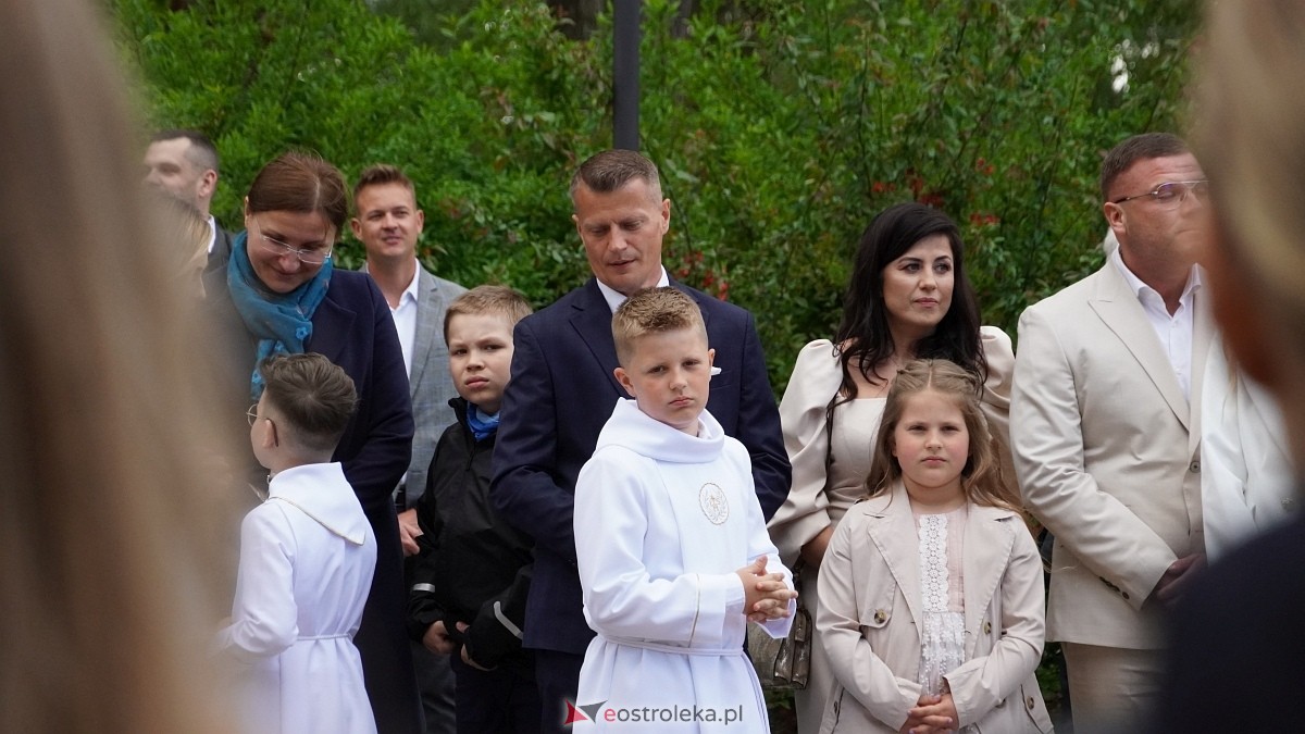 I Komunia Święta w parafii pw. Zbawiciela Świata [4.05.2025] - zdjęcie #80 - eOstroleka.pl