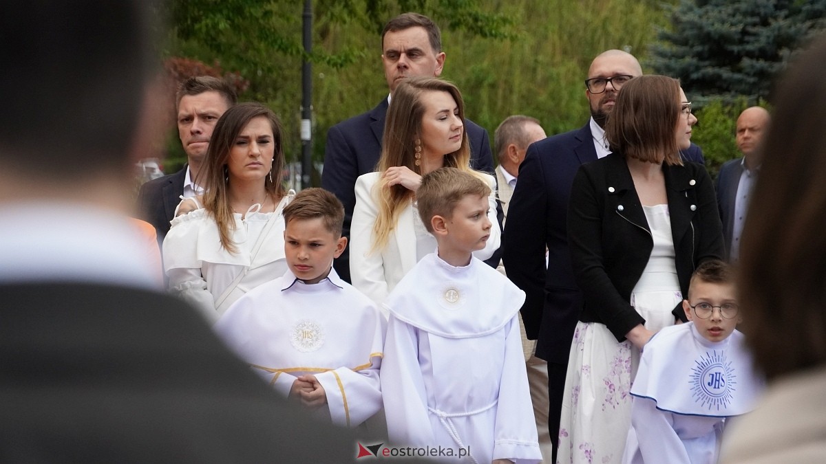 I Komunia Święta w parafii pw. Zbawiciela Świata [4.05.2025] - zdjęcie #76 - eOstroleka.pl
