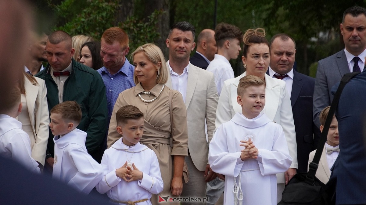 I Komunia Święta w parafii pw. Zbawiciela Świata [4.05.2025] - zdjęcie #74 - eOstroleka.pl