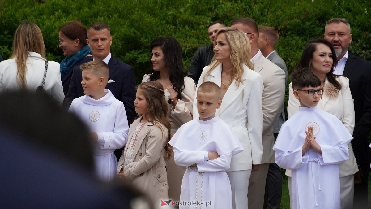 I Komunia Święta w parafii pw. Zbawiciela Świata [4.05.2025] - zdjęcie #72 - eOstroleka.pl