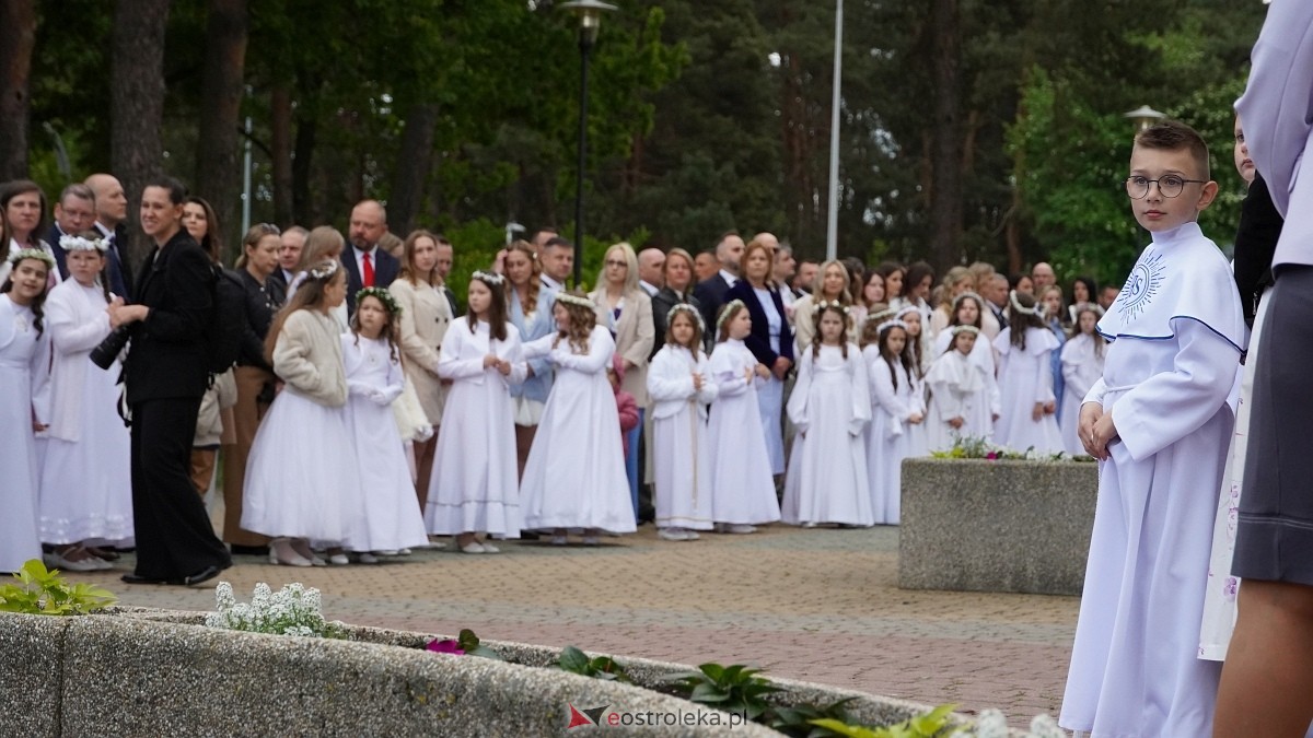I Komunia Święta w parafii pw. Zbawiciela Świata [4.05.2025] - zdjęcie #70 - eOstroleka.pl