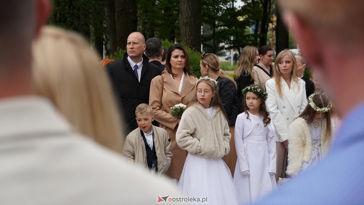 I Komunia Święta w parafii pw. Zbawiciela Świata [4.05.2025] - zdjęcie #60 - eOstroleka.pl