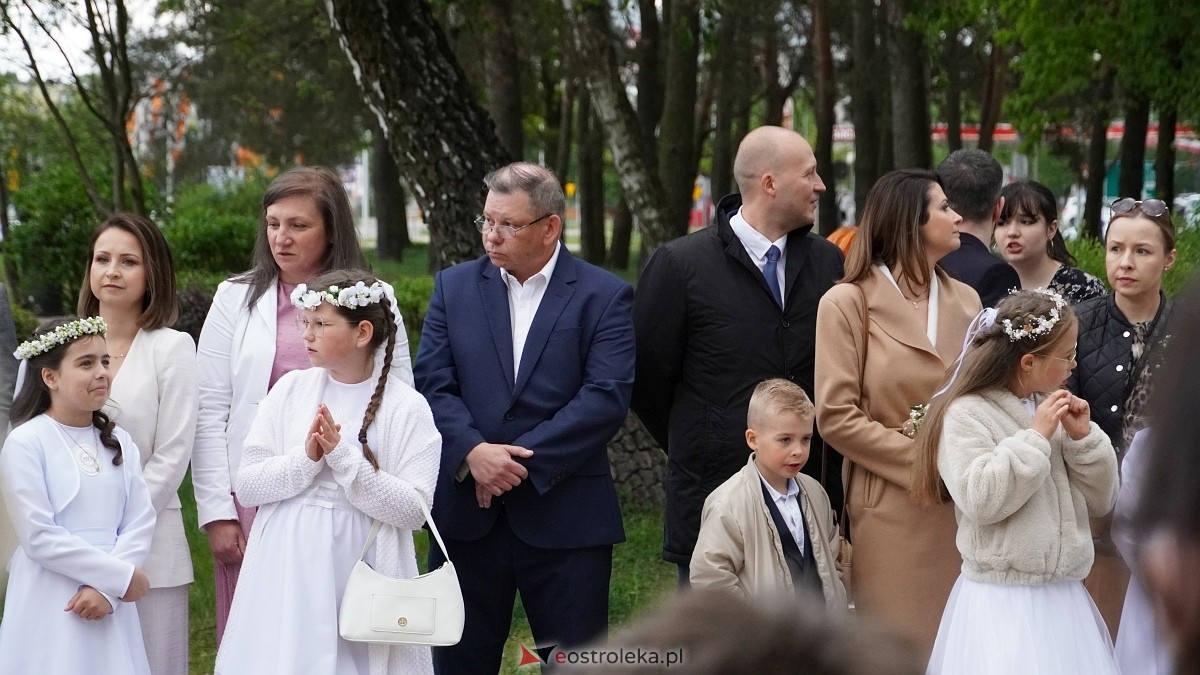 I Komunia Święta w parafii pw. Zbawiciela Świata [4.05.2025] - zdjęcie #58 - eOstroleka.pl