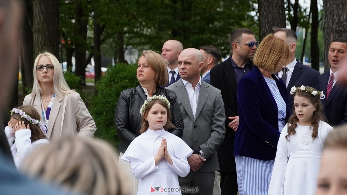 I Komunia Święta w parafii pw. Zbawiciela Świata [4.05.2025] - zdjęcie #50 - eOstroleka.pl