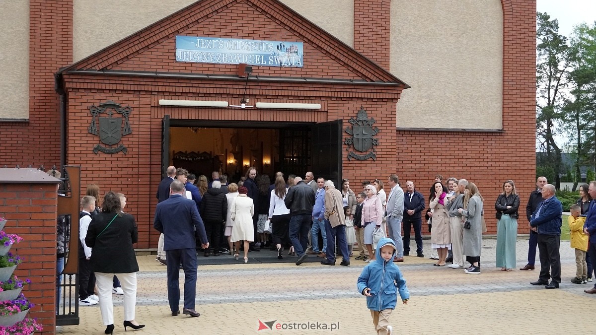 I Komunia Święta w parafii pw. Zbawiciela Świata [4.05.2025] - zdjęcie #105 - eOstroleka.pl
