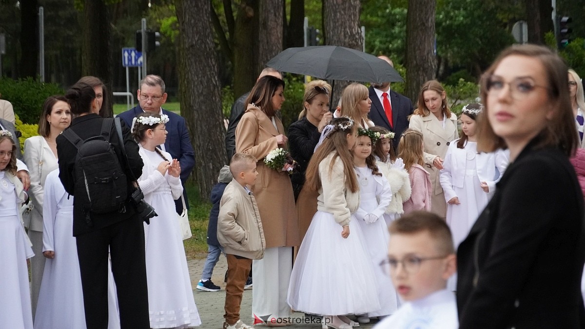 I Komunia Święta w parafii pw. Zbawiciela Świata [4.05.2025] - zdjęcie #103 - eOstroleka.pl
