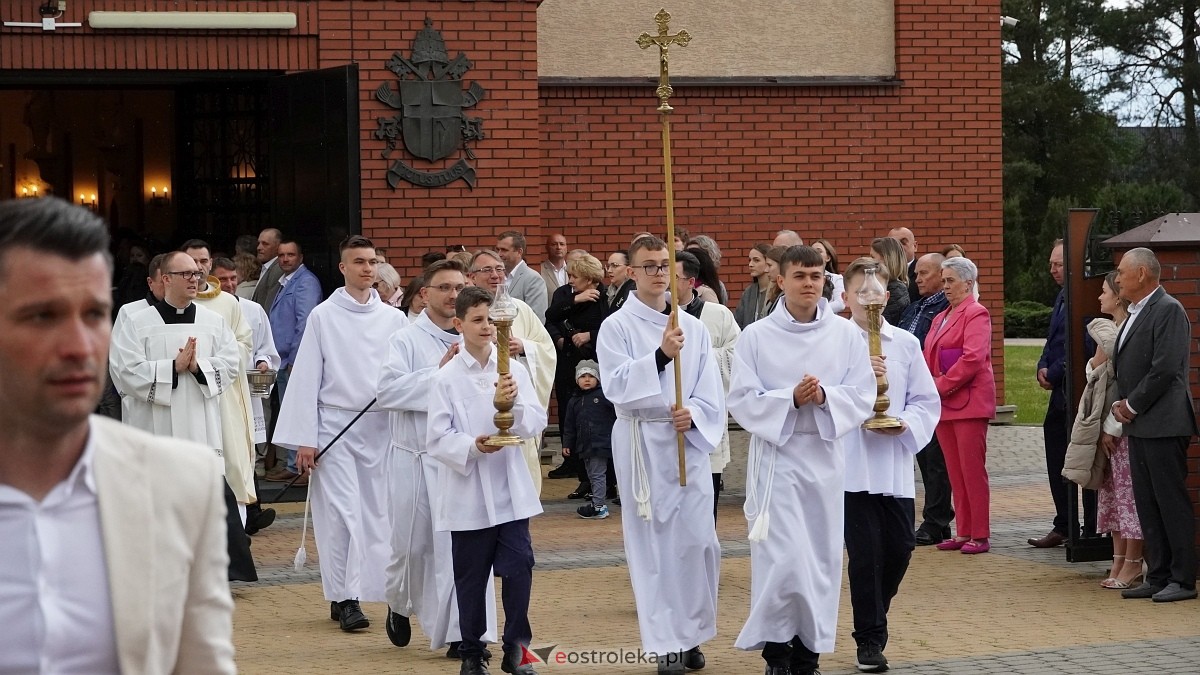 I Komunia Święta w parafii pw. Zbawiciela Świata [4.05.2025] - zdjęcie #99 - eOstroleka.pl