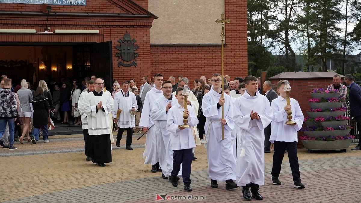 I Komunia Święta w parafii pw. Zbawiciela Świata [4.05.2025] - zdjęcie #97 - eOstroleka.pl