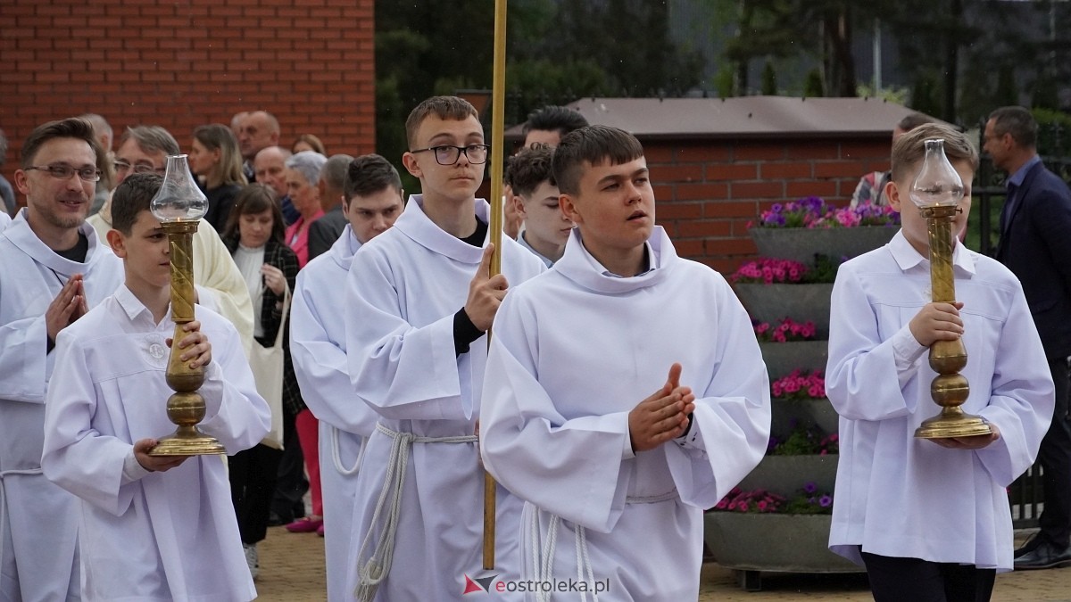 I Komunia Święta w parafii pw. Zbawiciela Świata [4.05.2025] - zdjęcie #95 - eOstroleka.pl