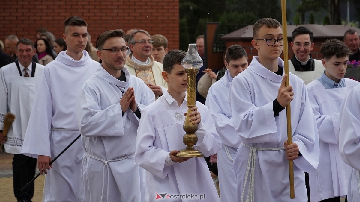 I Komunia Święta w parafii pw. Zbawiciela Świata [4.05.2025] - zdjęcie #93 - eOstroleka.pl