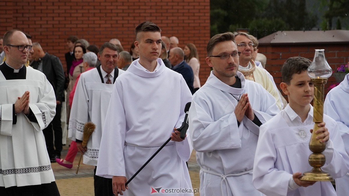 I Komunia Święta w parafii pw. Zbawiciela Świata [4.05.2025] - zdjęcie #91 - eOstroleka.pl