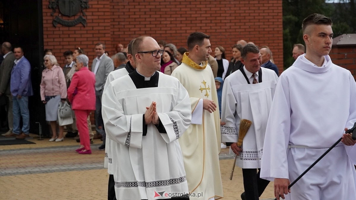 I Komunia Święta w parafii pw. Zbawiciela Świata [4.05.2025] - zdjęcie #89 - eOstroleka.pl