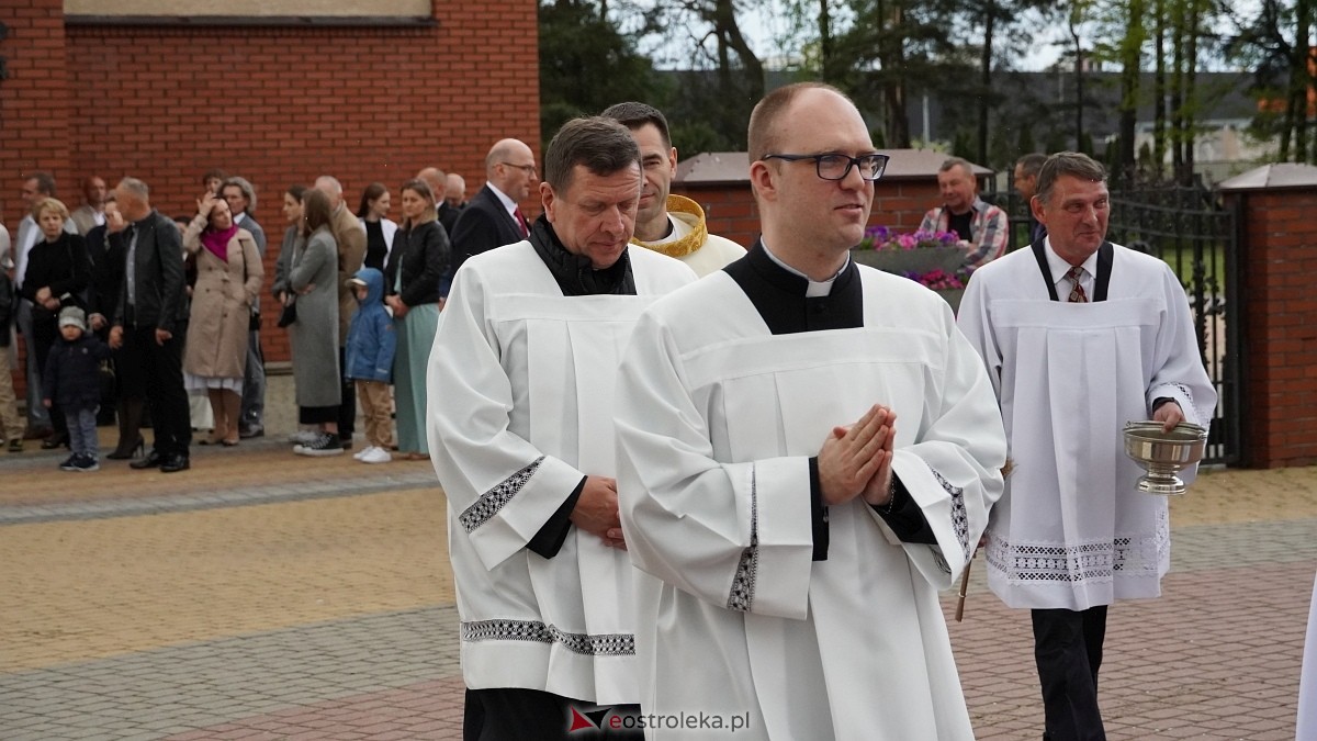 I Komunia Święta w parafii pw. Zbawiciela Świata [4.05.2025] - zdjęcie #85 - eOstroleka.pl