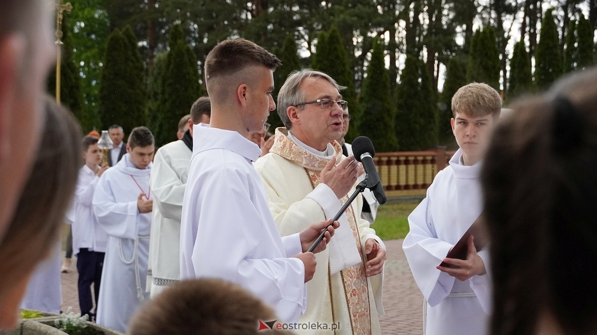 I Komunia Święta w parafii pw. Zbawiciela Świata [4.05.2025] - zdjęcie #83 - eOstroleka.pl