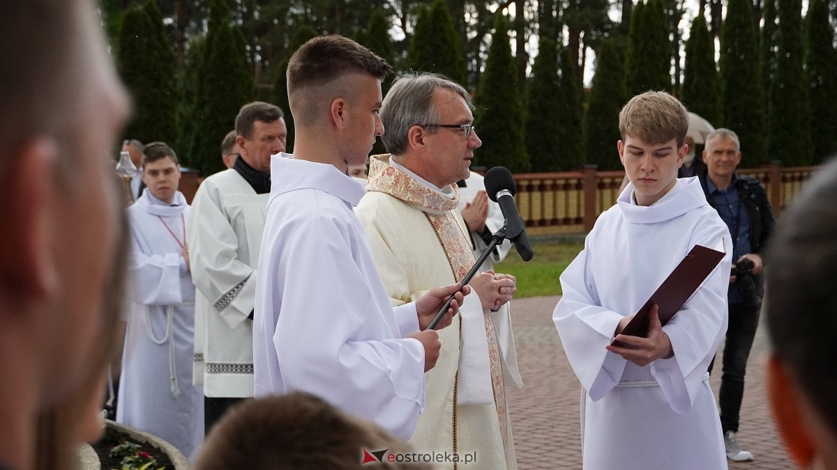 I Komunia Święta w parafii pw. Zbawiciela Świata [4.05.2025] - zdjęcie #79 - eOstroleka.pl