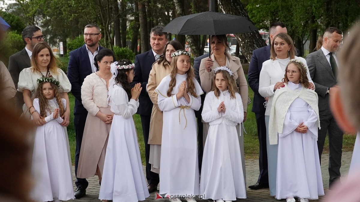 I Komunia Święta w parafii pw. Zbawiciela Świata [4.05.2025] - zdjęcie #77 - eOstroleka.pl