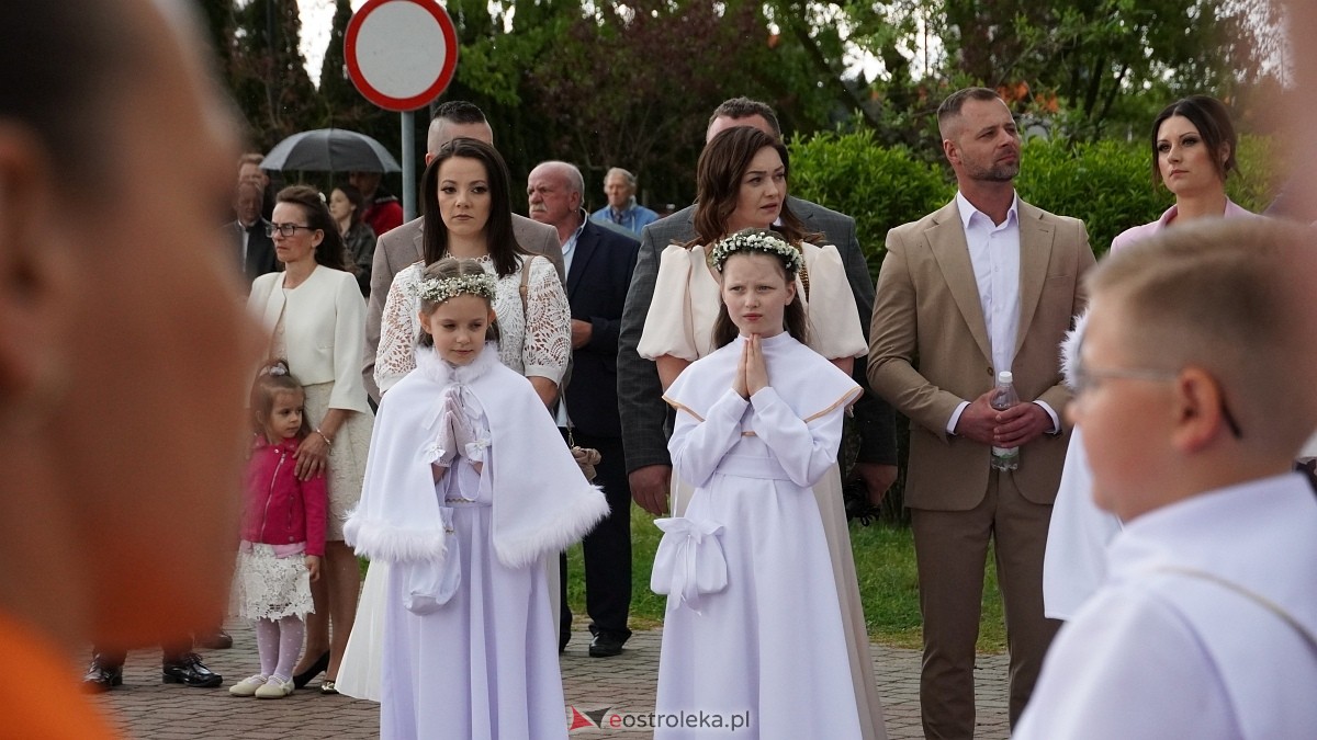 I Komunia Święta w parafii pw. Zbawiciela Świata [4.05.2025] - zdjęcie #75 - eOstroleka.pl
