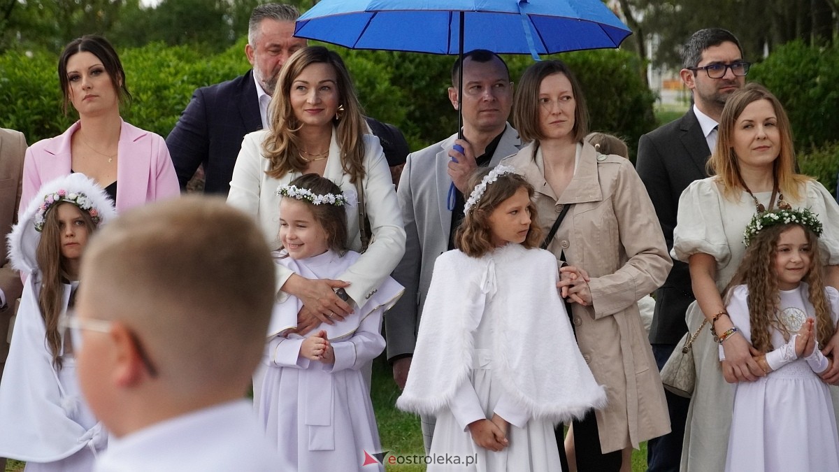 I Komunia Święta w parafii pw. Zbawiciela Świata [4.05.2025] - zdjęcie #73 - eOstroleka.pl