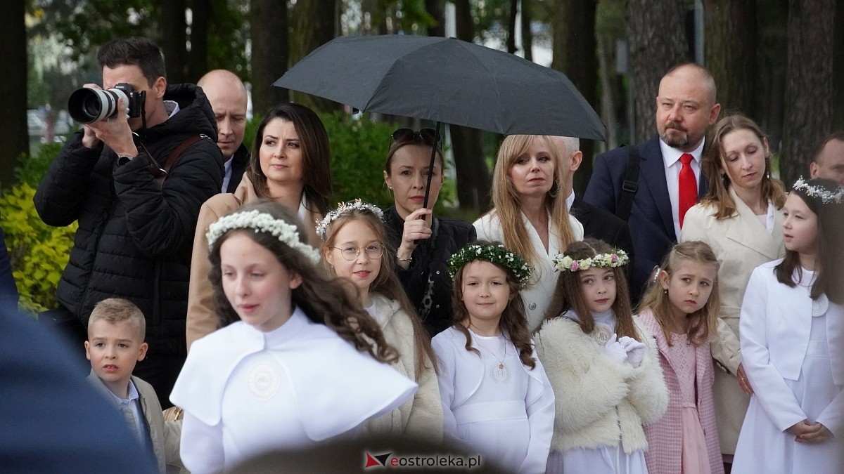 I Komunia Święta w parafii pw. Zbawiciela Świata [4.05.2025] - zdjęcie #71 - eOstroleka.pl