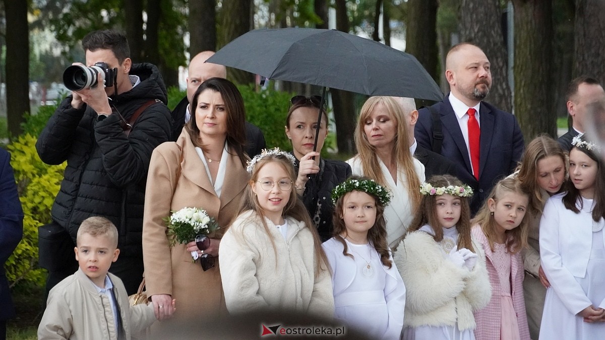 I Komunia Święta w parafii pw. Zbawiciela Świata [4.05.2025] - zdjęcie #69 - eOstroleka.pl