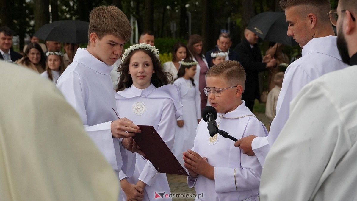 I Komunia Święta w parafii pw. Zbawiciela Świata [4.05.2025] - zdjęcie #65 - eOstroleka.pl