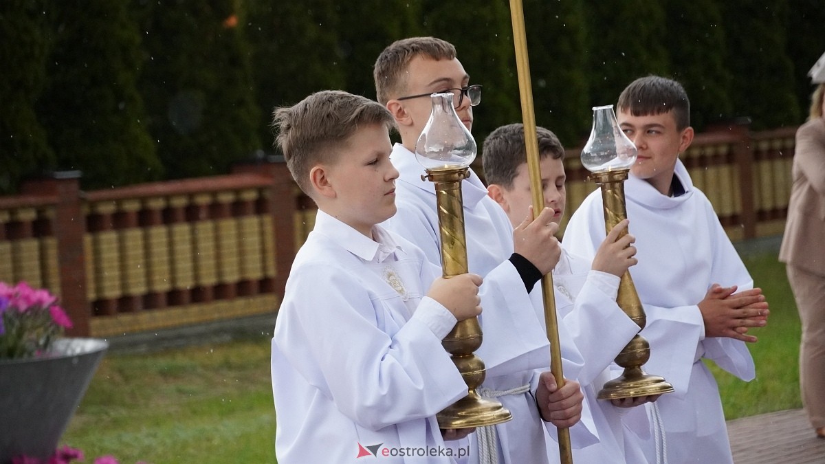 I Komunia Święta w parafii pw. Zbawiciela Świata [4.05.2025] - zdjęcie #63 - eOstroleka.pl