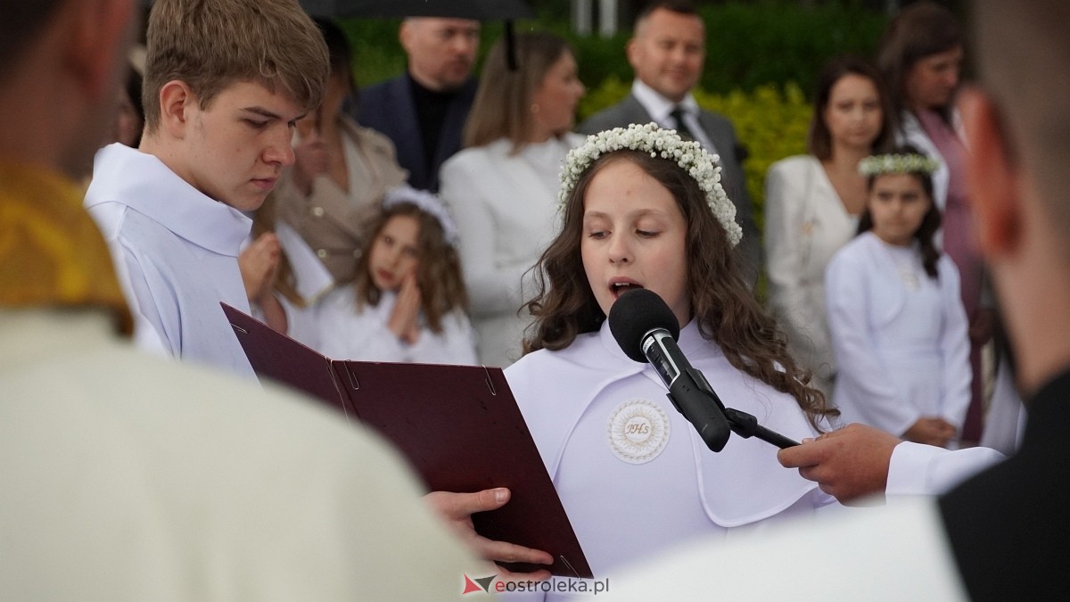 I Komunia Święta w parafii pw. Zbawiciela Świata [4.05.2025] - zdjęcie #61 - eOstroleka.pl