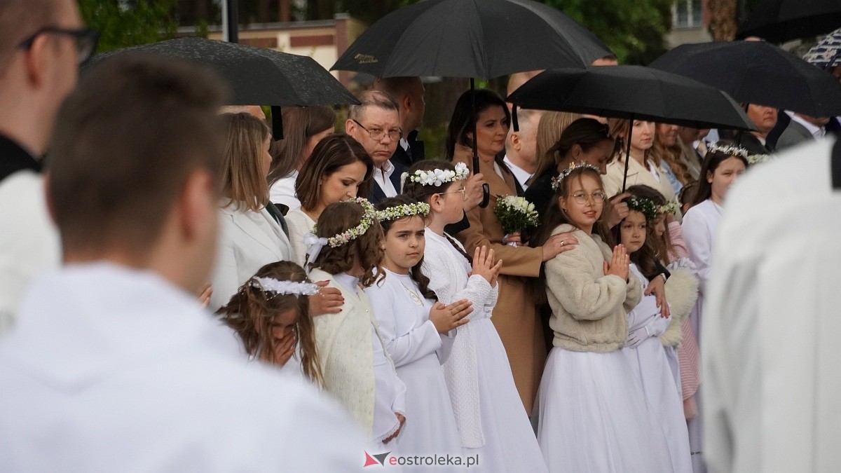 I Komunia Święta w parafii pw. Zbawiciela Świata [4.05.2025] - zdjęcie #59 - eOstroleka.pl