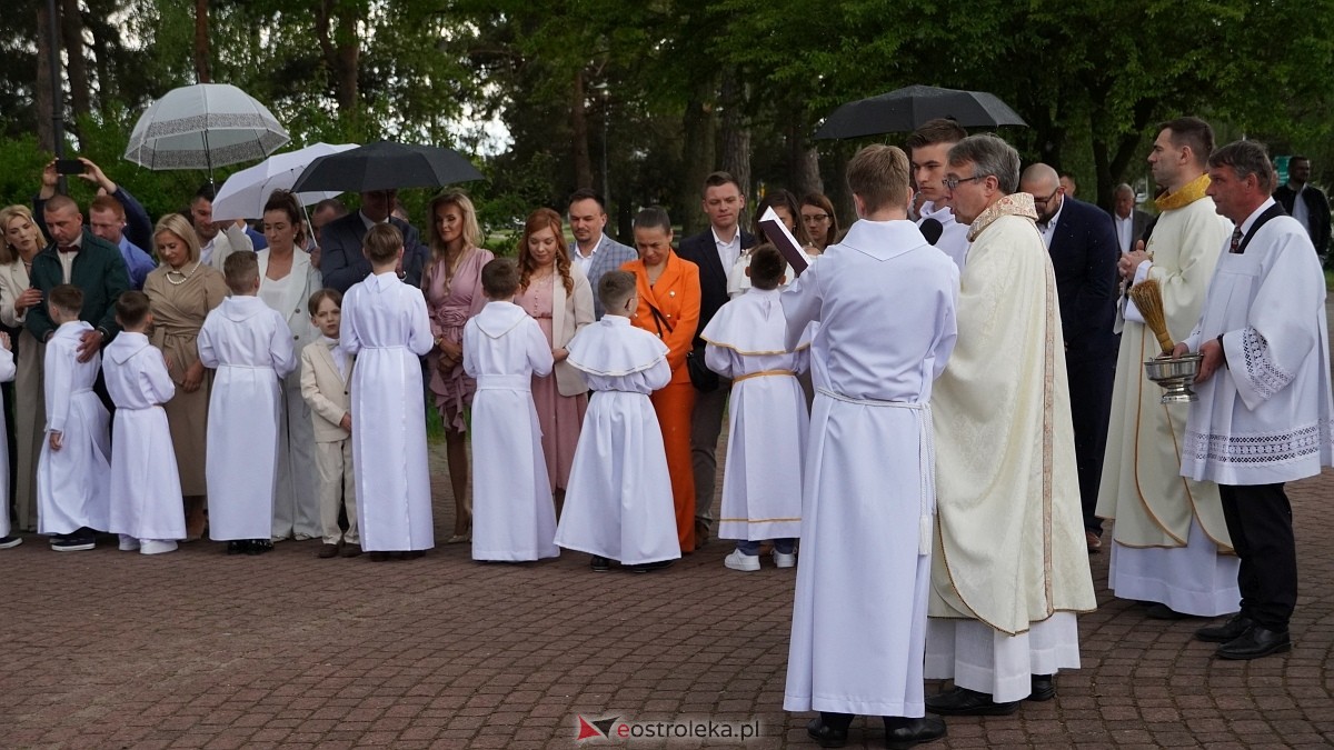 I Komunia Święta w parafii pw. Zbawiciela Świata [4.05.2025] - zdjęcie #57 - eOstroleka.pl