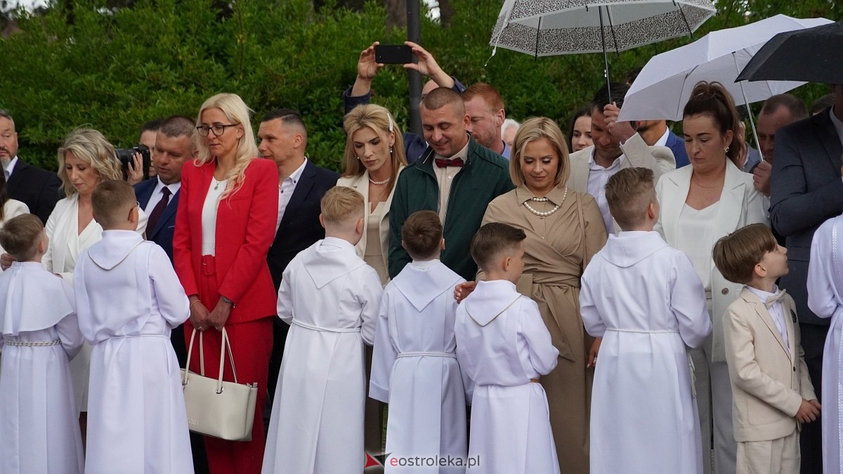 I Komunia Święta w parafii pw. Zbawiciela Świata [4.05.2025] - zdjęcie #55 - eOstroleka.pl