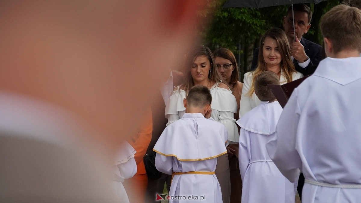 I Komunia Święta w parafii pw. Zbawiciela Świata [4.05.2025] - zdjęcie #47 - eOstroleka.pl