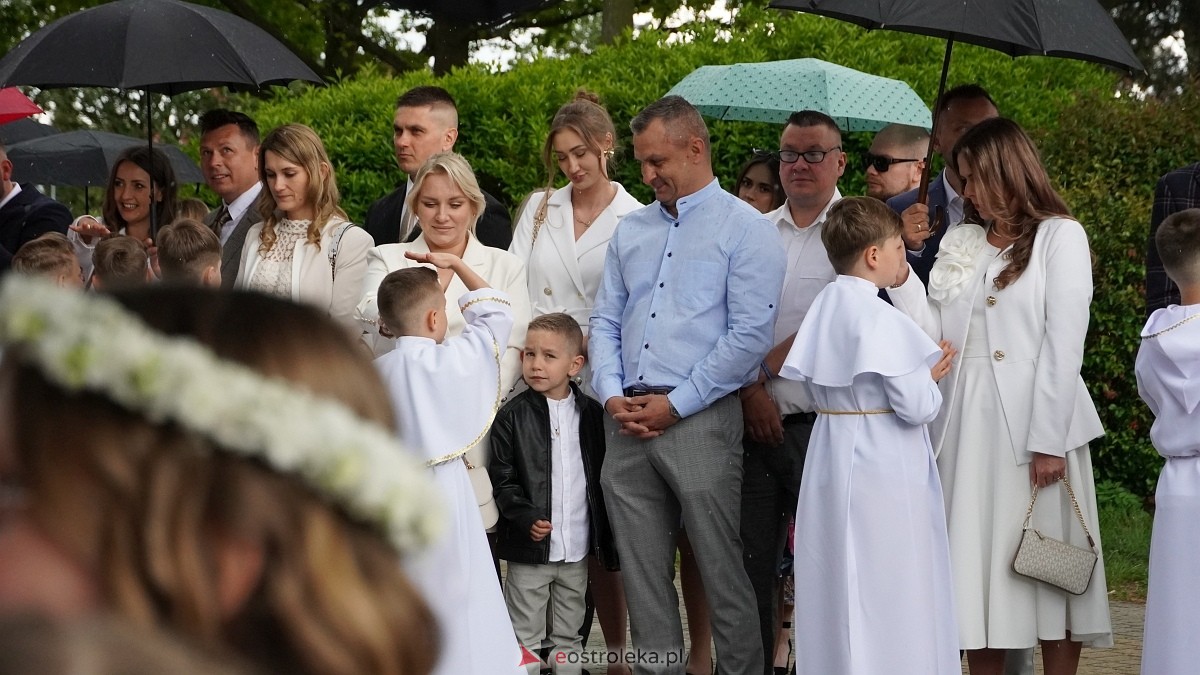 I Komunia Święta w parafii pw. Zbawiciela Świata [4.05.2025] - zdjęcie #39 - eOstroleka.pl