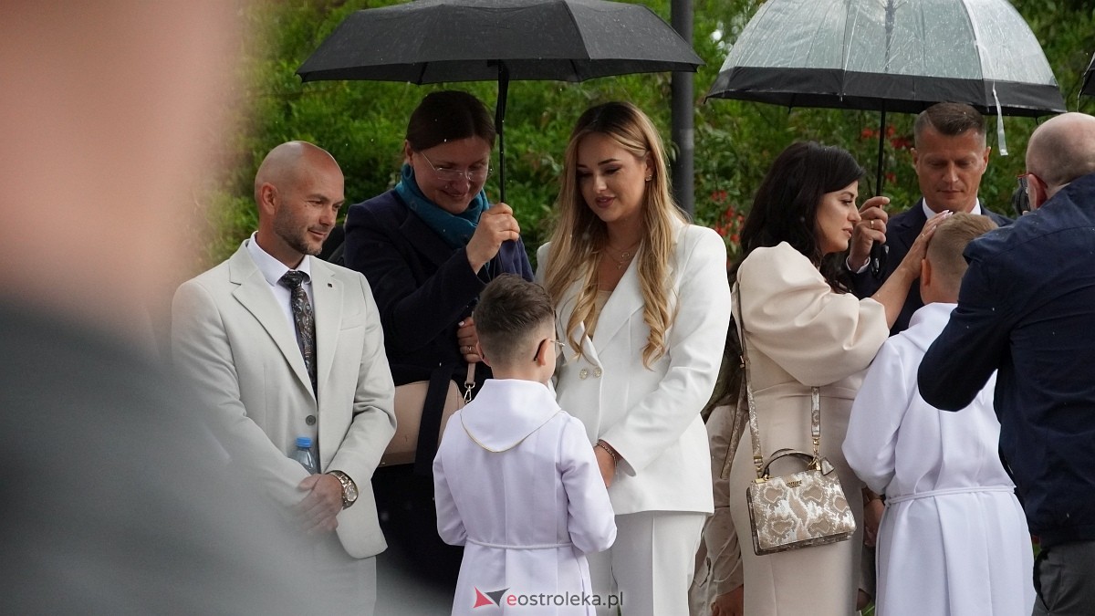 I Komunia Święta w parafii pw. Zbawiciela Świata [4.05.2025] - zdjęcie #38 - eOstroleka.pl