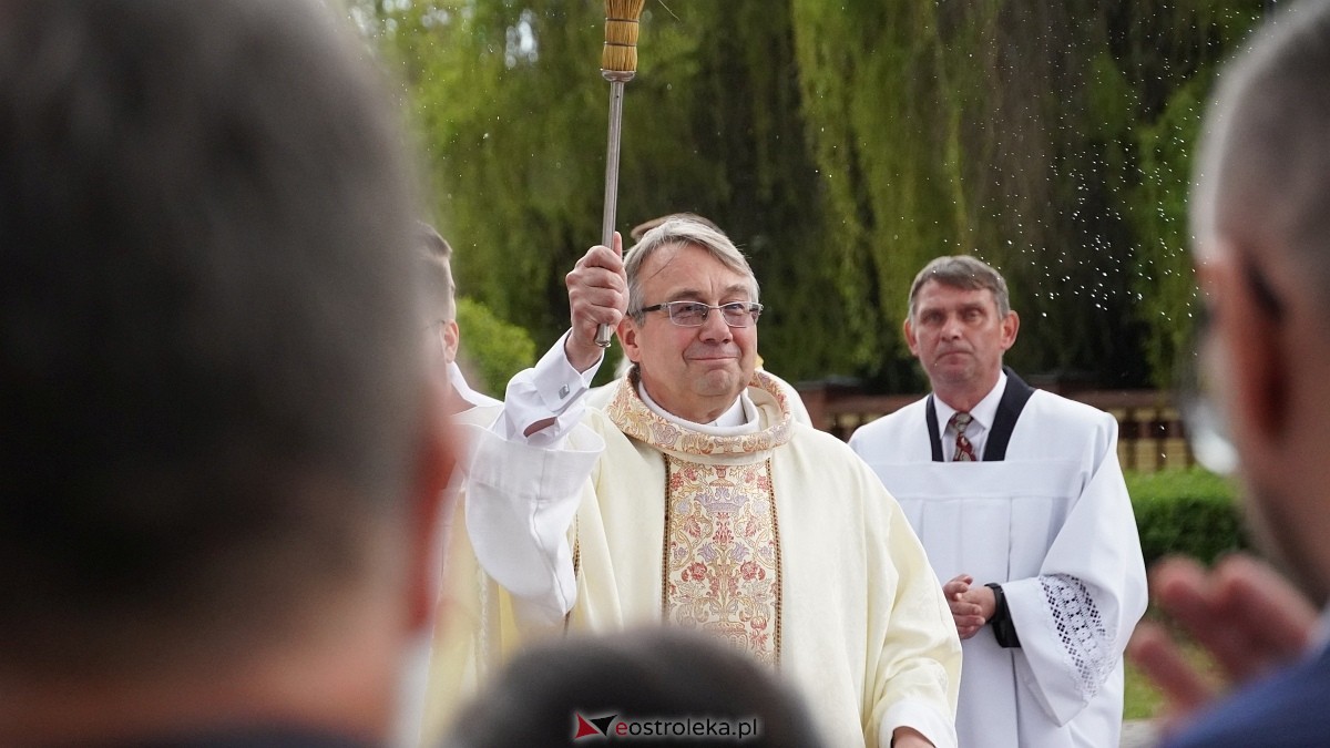 I Komunia Święta w parafii pw. Zbawiciela Świata [4.05.2025] - zdjęcie #37 - eOstroleka.pl