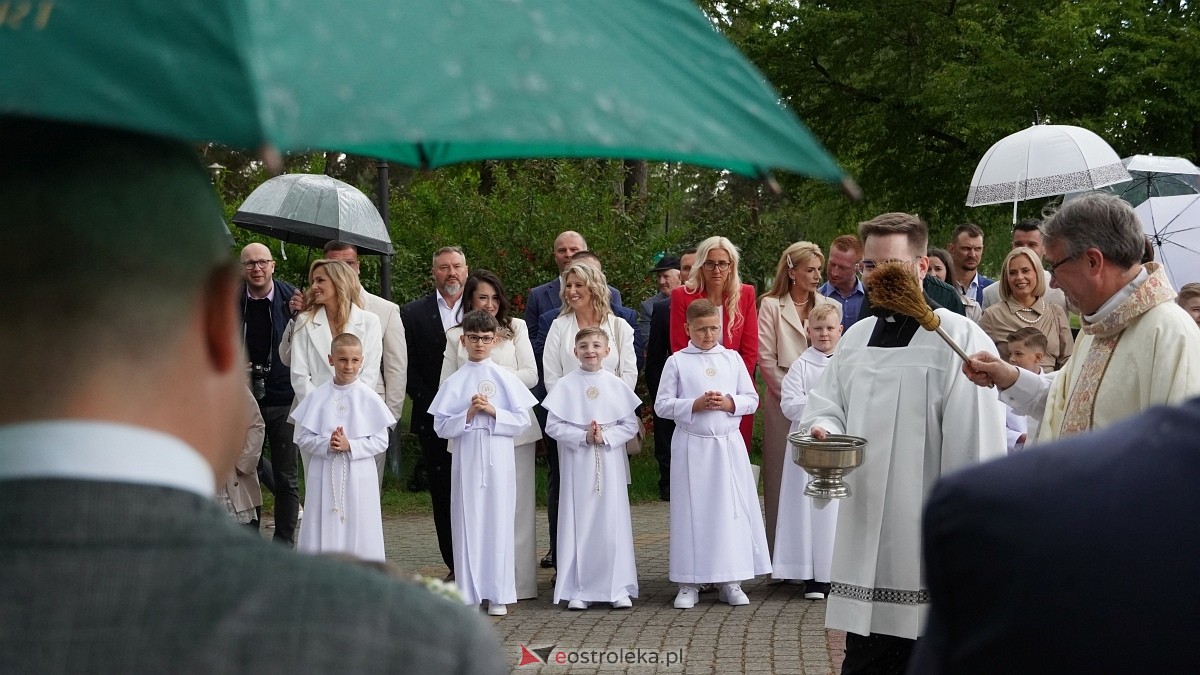 I Komunia Święta w parafii pw. Zbawiciela Świata [4.05.2025] - zdjęcie #36 - eOstroleka.pl