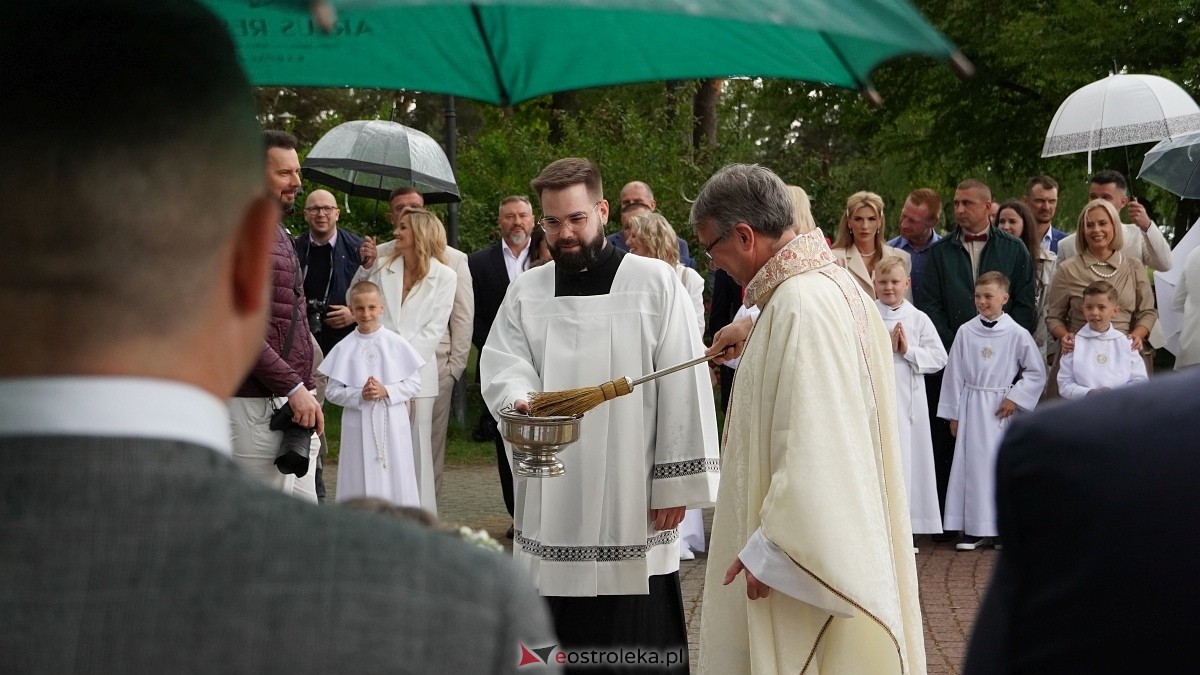 I Komunia Święta w parafii pw. Zbawiciela Świata [4.05.2025] - zdjęcie #35 - eOstroleka.pl