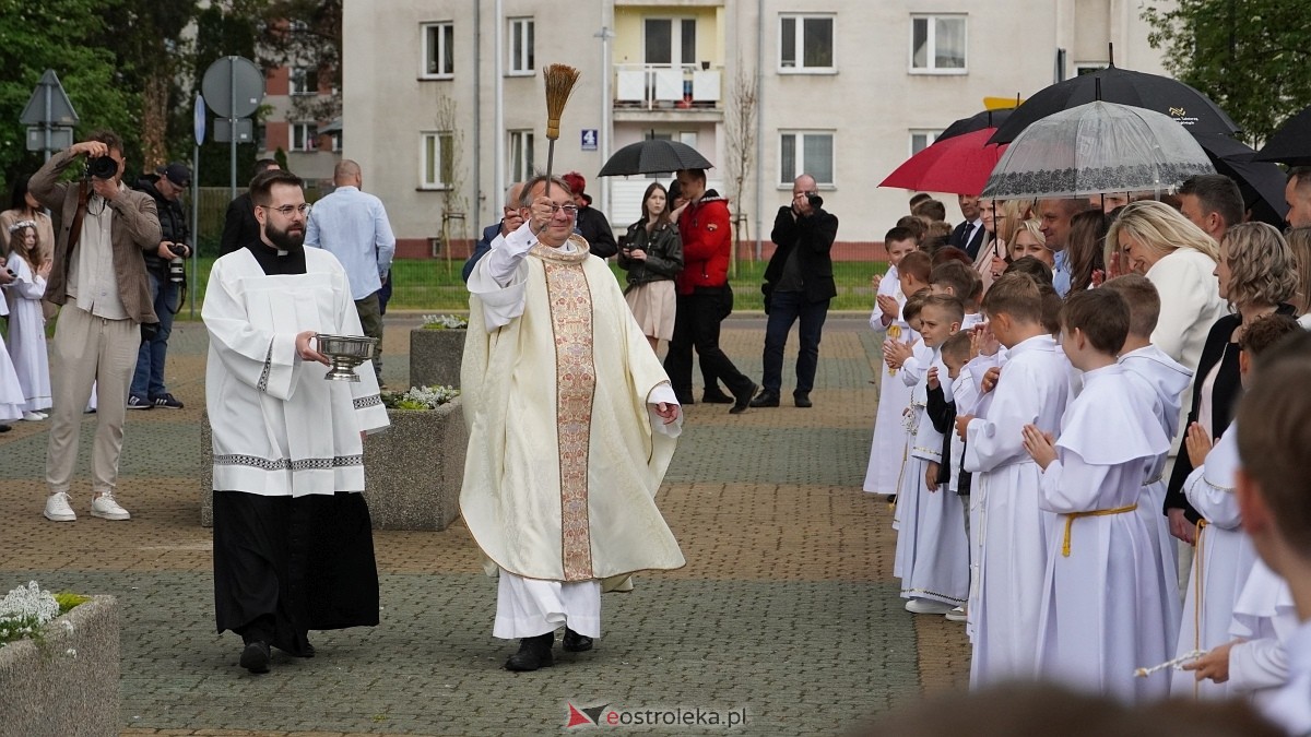 I Komunia Święta w parafii pw. Zbawiciela Świata [4.05.2025] - zdjęcie #34 - eOstroleka.pl