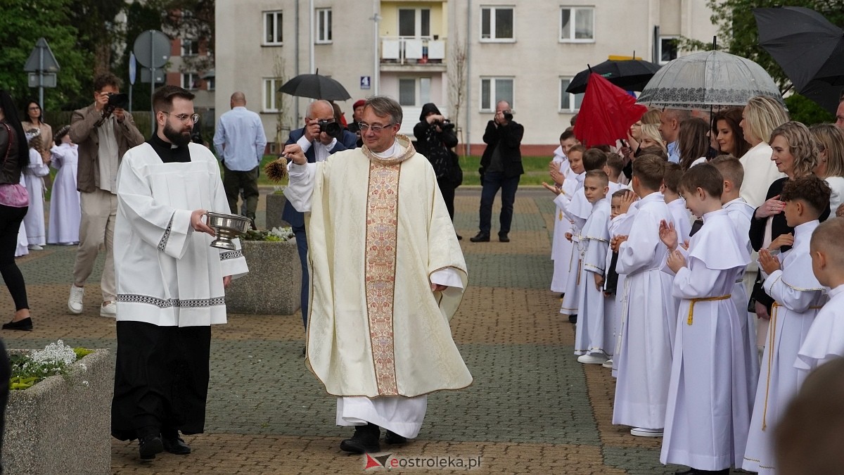 I Komunia Święta w parafii pw. Zbawiciela Świata [4.05.2025] - zdjęcie #33 - eOstroleka.pl