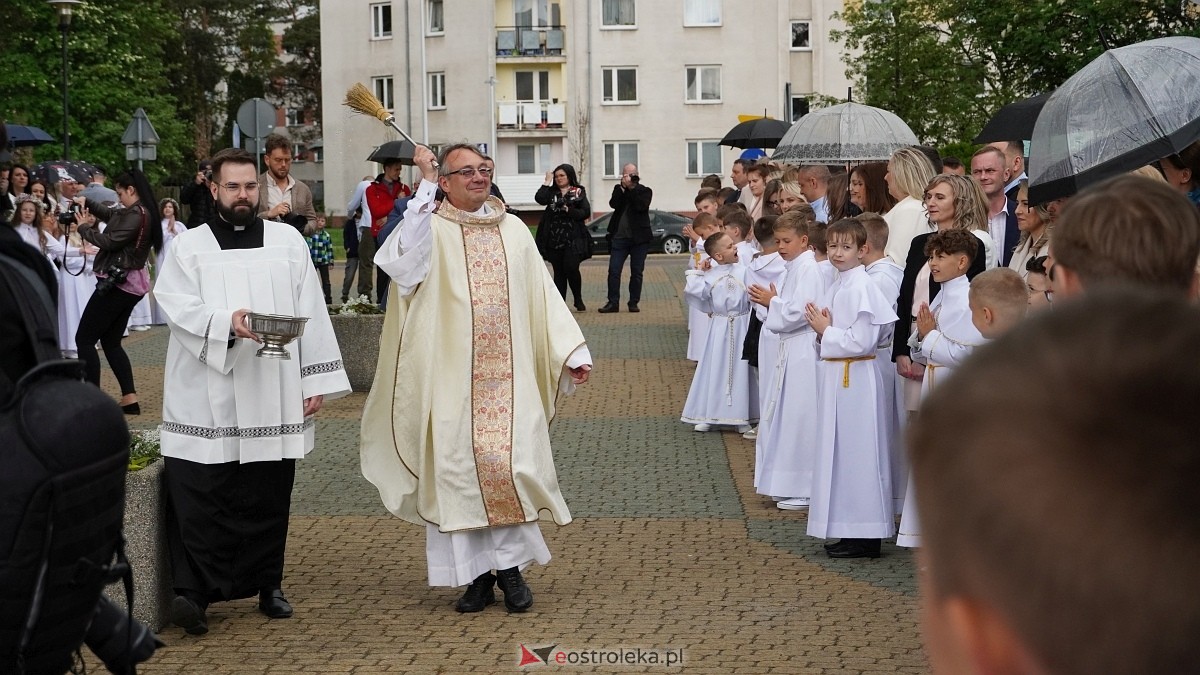 I Komunia Święta w parafii pw. Zbawiciela Świata [4.05.2025] - zdjęcie #32 - eOstroleka.pl