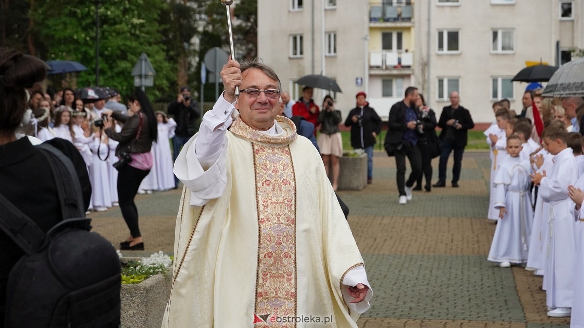I Komunia Święta w parafii pw. Zbawiciela Świata [4.05.2025] - zdjęcie #31 - eOstroleka.pl