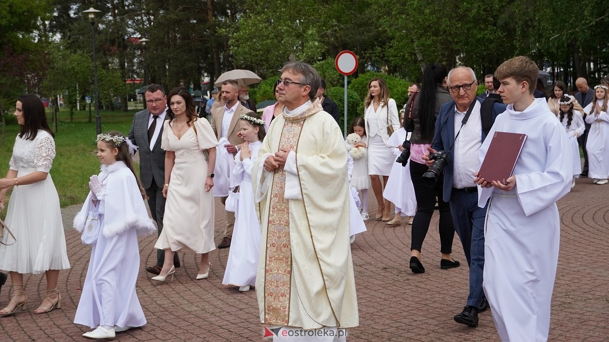 I Komunia Święta w parafii pw. Zbawiciela Świata [4.05.2025] - zdjęcie #30 - eOstroleka.pl